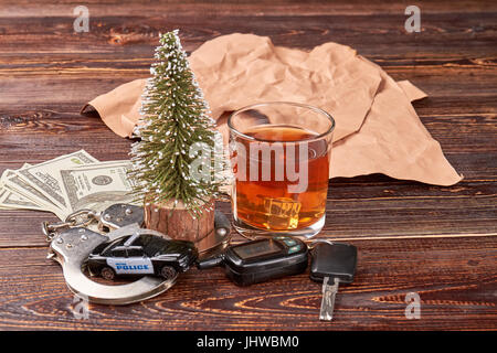 Schlüssel, Handschellen, Alkohol, Neujahr Baum. Stockfoto