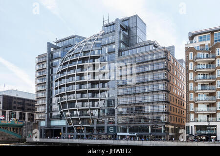 Riverside House, ein charakteristisches Bürogebäude, mit Zizzi, Eat und den Real Greek Restaurants im Erdgeschoss. Fußgänger und Diner sind zu sehen. Stockfoto