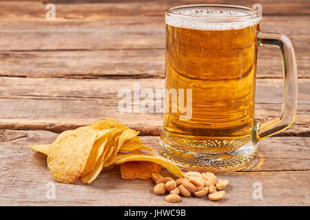 Kartoffel-Chips, Erdnüsse, Glas Bier. Stockfoto