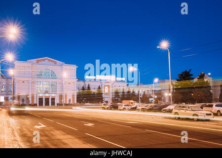 Gomel, Weißrussland. Bahnhofsgebäude am Morgen oder Abend. Bahnhof in der Nacht In der Wintersaison. Stockfoto