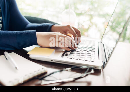 Bild der jungen Frau, die in Heimarbeit, kleines Büro beschnitten Stockfoto