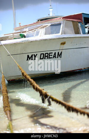 kleines Boot namens "Mein Traum" vertäut in Phillipsburg, St. Maarten, Karibik Stockfoto