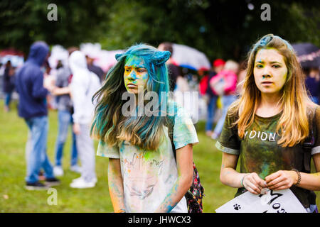 Kaliningrad, Russland - 8. Juli 2017: Junge Menschen sind das Holi-Fest tagsüber die Stadt Kaliningrad bei Regenwetter feiert Stockfoto