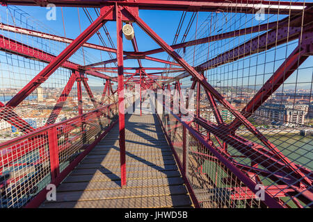 Die Bizkaia Transporter Hängebrücke (Puente de Vizcaya) in Portugalete, Spanien im Inneren. Fuß über die Brücke Plattform Stockfoto