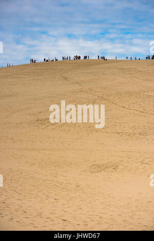 Menschen besuchen die berühmte höchste Sanddüne in Europa Düne von Pyla Stockfoto
