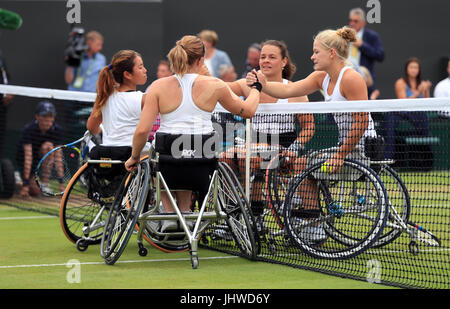 Jordanne Whiley und Yui Kamiji (links) feiern Sieg in der Damen Rollstuhl-Doppel-Finale am Tag 13 der Wimbledon Championships in The All England Lawn Tennis and Croquet Club, Wimbledon. Stockfoto