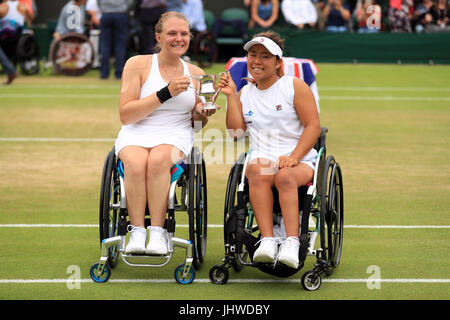 Jordanne Whiley (links) und Yui Kamiji mit der Trophäe nach dem Gewinn der Ladies Rollstuhl verdoppelt am Tag 13 der Wimbledon Championships in The All England Lawn Tennis and Croquet Club, Wimbledon Finale. Stockfoto