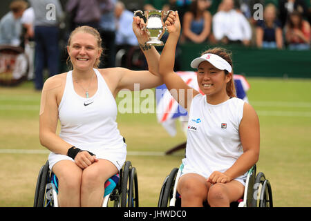 Jordanne Whiley (links) und Yui Kamiji mit der Trophäe nach dem Gewinn der Ladies Rollstuhl verdoppelt am Tag 13 der Wimbledon Championships in The All England Lawn Tennis and Croquet Club, Wimbledon Finale. Stockfoto