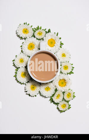 Wohnung lag der grünen Blättern und Blumen-Muster mit Tasse Kaffee auf weißem Hintergrund Stockfoto