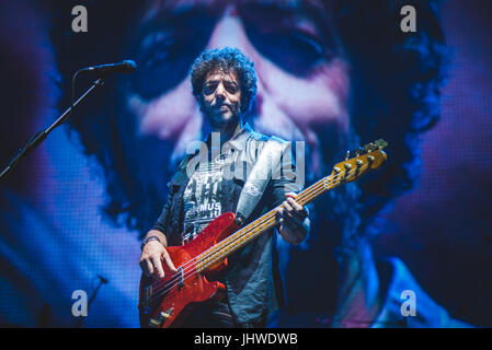 Barolo, Italien. 15. Juli 2017. Max Gazzè die live auf dem Collisioni Festival 2017. Bildnachweis: Alessandro Bosio/Pacific Press/Alamy Live-Nachrichten Stockfoto