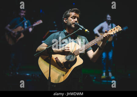 Barolo, Italien. 15. Juli 2017. Daniele Silvestri die live auf dem Collisioni Festival 2017. Bildnachweis: Alessandro Bosio/Pacific Press/Alamy Live-Nachrichten Stockfoto