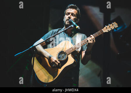 Barolo, Italien. 15. Juli 2017. Daniele Silvestri die live auf dem Collisioni Festival 2017. Bildnachweis: Alessandro Bosio/Pacific Press/Alamy Live-Nachrichten Stockfoto