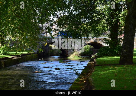 Der Fluss fließt durch Strathaven Stockfoto