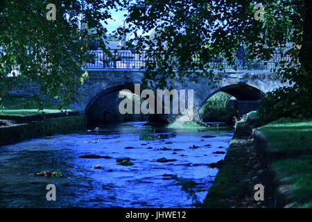 Der Fluss fließt durch Strathaven Stockfoto