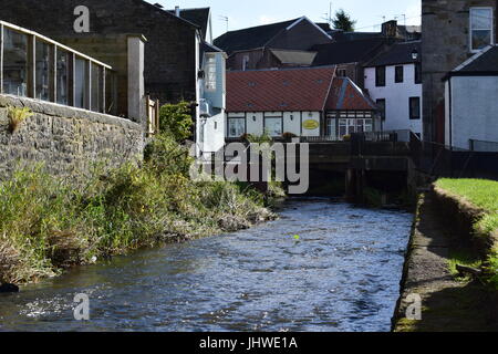 Der Fluss fließt durch Strathaven Stockfoto