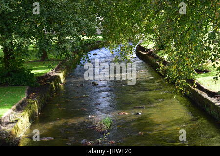 Der Fluss fließt durch Strathaven Stockfoto