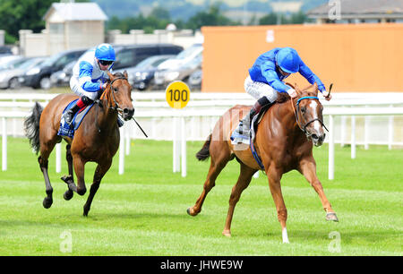 Dawn liefert geritten von Kevin Manning (rechts) gewinnt die irische Hengst Farmen europäischen Züchter Fonds Fillies Maiden tagsüber zwei Darley Irish Oaks Wochenende auf dem Curragh Racecourse. Stockfoto