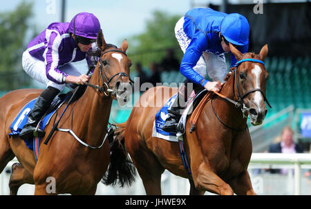 Dawn liefert geritten von Kevin Manning (rechts) gewinnt die irische Hengst Farmen europäischen Züchter Fonds Fillies Maiden tagsüber zwei Darley Irish Oaks Wochenende auf dem Curragh Racecourse. Stockfoto