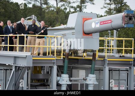 US Navy Chief des Naval Operations John Richardson, Rechte, Touren gegen Energiewaffen Naval Surface Warfare Center Dahlgren Division 18. Januar 2017 in Dahlgren, Virginia.    (Foto von MCS1 Nathan Laird über Planetpix) Stockfoto