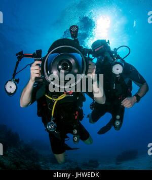 US-Seeleute führen Unterwasser Fotografie Tauchausbildung in der Naval Station Guantanamo Bay 7. Februar 2017 in Guantanamo Bay auf Kuba.    (Foto von MCS2 Sean Furey über Planetpix) Stockfoto