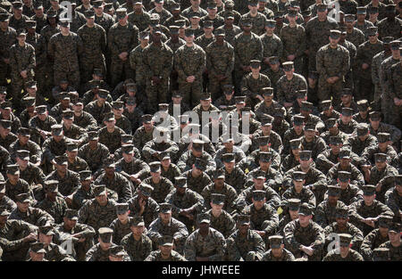 US-Marines anhören US Marine Corps Kommandant Robert Neller sprechen an der Naval Air Station Joint Reserve Base New Orleans 16. Februar 2017 in New Orleans, Louisiana.    (Foto: Samantha K. Braun via Planetpix) Stockfoto