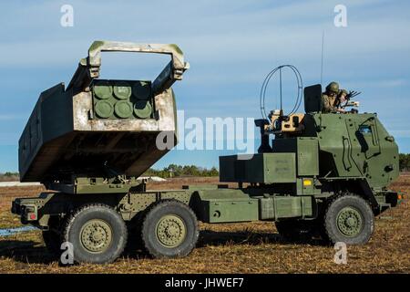 Soldat der US-Marine Corps beobachtet seine Waffen-Position auf einem Kampfpanzer in hohe Mobilität Artillerie Raketen System Ausbildung bei Camp Lejeune Bereich g-5 16. Februar 2017 in Jacksonville, North Carolina.    (Foto: Judith L. Harter via Planetpix) Stockfoto