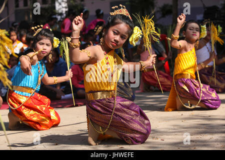 Thai Kinder führen einen Tradition Tanz während einer Baugruppe für Übung Cobra Gold 17. Februar 2017 in Ban Non Lueam, Provinz Korat, Thailand.     (Foto von Maximiliano Rosas über Planetpix) Stockfoto