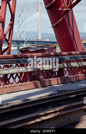 03/06/2016 South Queensferry, die Forth Bridge Blick vom Pier Süd Scotlands kleinsten denkmalgeschützten Gebäude, eine Arbeiter wc auf der Forth Bridge Stockfoto