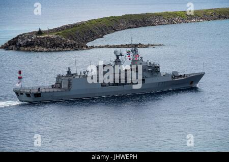 Die Royal New Zealand Navy Anzac-Klasse Fregatte zieht HMNZS Te Kaha in Port an der US Naval Base Guam 27. Juni 2017 in Apra Hafen, Guam.    (Foto von Jeff Landis über Planetpix) Stockfoto