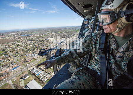 US Marine Corps Commander Rex McMillan Fahrten mit Soldaten in einem Hubschrauber UH-1Y Super Huey Venom 16. Februar 2017 in New Orleans, Louisiana.    (Foto: Samantha K. Braun via Planetpix) Stockfoto