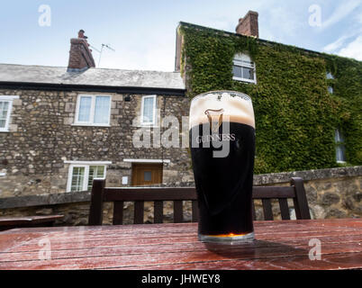 Ein Pint Guinness in einer Tabelle außerhalb eines Country Pub. Stockfoto