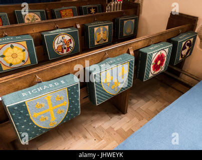 Kniebank (Hocker) Darstellung Könige und Königinnen von England in St Winifreds Church, Branscombe, Devon. Stockfoto
