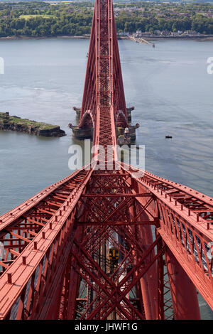 North Queensferry, die Forth Bridge Blick vom Gipfel des Nordens Freischwinger mit einem Scotrail sprinter Kreuzung hesding zu Fifie Stockfoto