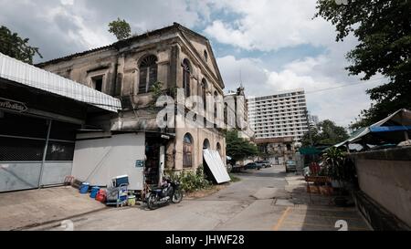 Verlassene Kolonialstil historische alte Bräuche Haus / Bang Rak alte Feuerwache Architektur auf dem Chao Phraya Fluss Bangkok Thailand in Südostasien Stockfoto