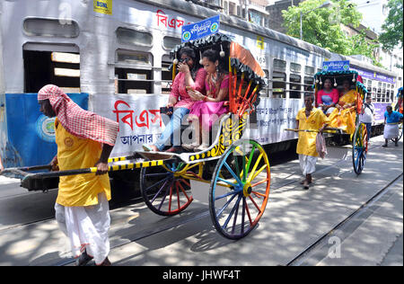 Kolkata, Indien. 16. Juli 2017. Rikscha Puller ziehen Hand ziehen Rikscha, Hand-Rikscha für kommende Durga Puja-Promotion am 16. Juli 2017 in Kalkutta dekoriert. Kolkata und Bengalen jährlich fünf Tage hinduistische Festival, der Göttin Durga anzubeten, die Macht und den Sieg des guten über das Böse in der hinduistischen Mythologie symbolisiert, wird sein beobachten am 27. September dieses Jahres. Bildnachweis: Saikat Paul/Pacific Press/Alamy Live-Nachrichten Stockfoto