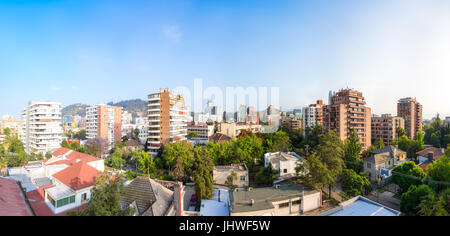 Panoramablick von der Resedential Nachbarschaft in Providencia Kommune in Santiago, Chile Stockfoto