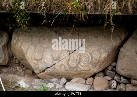 Neolithische Kunst auf große Steine angezeigt, Bordsteine mit Spiralen und Pastillen in Knowth, Boyne Valley, Meath Irland Stockfoto