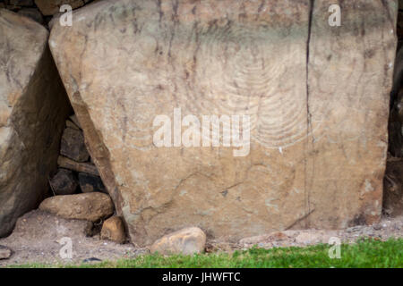 Neolithische Kunst auf große Steine angezeigt, Bordsteine mit Spiralen und Pastillen in Knowth, Boyne Valley, Meath Irland Stockfoto