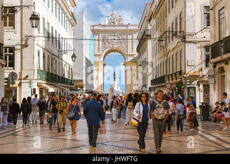 Stadtzentrum von Lissabon, Blick auf die Rua Augusta - die Hauptverkehrsstraße im historischen Zentrum von Lissabon, Portugal. Stockfoto