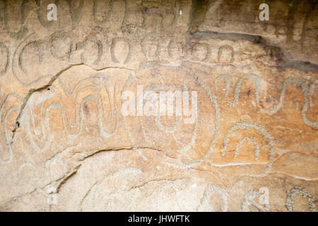 Neolithische Kunst auf große Steine angezeigt, Bordsteine mit Spiralen und Pastillen in Knowth, Boyne Valley, Meath Irland Stockfoto