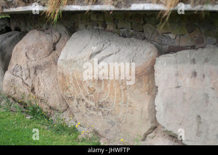 Neolithische Kunst auf große Steine angezeigt, Bordsteine mit Spiralen und Pastillen in Knowth, Boyne Valley, Meath Irland Stockfoto