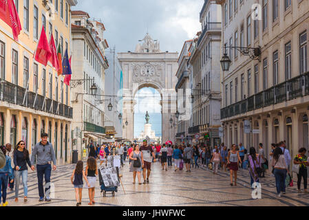 Lissabon Rua Augusta, Blick auf der Rua Augusta - der Hauptverkehrsstraße im historischen Zentrum von Lissabon - der Arco da Rua Augusta, Portugal führt. Stockfoto