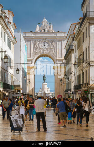 Lissabon Rua Augusta, Blick auf der Rua Augusta - der Hauptverkehrsstraße im historischen Zentrum von Lissabon - der Arco da Rua Augusta, Portugal führt. Stockfoto