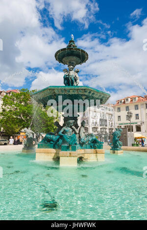 Lissabon Portugal Brunnen, Blick auf den malerischen Brunnen am südlichen Ende des Hauptplatzes von Lissabon, der Praca Dom Pedro IV (Rossio), Lissabon. Stockfoto