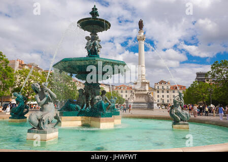 Rossio Lissabon Portugal, Blick auf den Brunnen am nördlichen Ende des Hauptplatzes von Lissabon, der Praca Dom Pedro IV (Rossio), Lissabon. Stockfoto