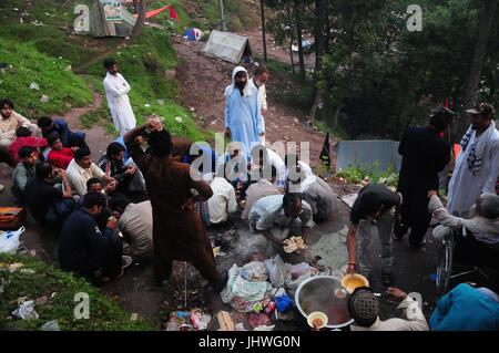 Anhänger der Baba Laal Shah Qalander versammeln sich anlässlich seiner jährlichen Urs feiern an seinem Schrein in sind Muree.Baba Laal Shah wurde geboren im Jahre 1904 im Dorf Sorasi Syedan in die Murree Hügel. Jedes Jahr besuchen Tausende von Menschen aus dem ganzen Land seinen Schrein, Urs von Baba Laal Shah zu beobachten. Im Gegensatz zu anderen Heiligen, die Organisatoren haben feste die Tage von Urs, der speziell im Sommer stattfindet – vom 11.-13. Juni um genau zu sein – so dass es eine bequeme Reise des sengenden Sommers zu schlagen. Stockfoto