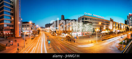 Minsk, Belarus - 3. April 2017: Panorama der Nacht Verkehr in der Nähe von Kathedrale von Sankt Peter und Paul und Flachrelief von der Sowjet-Ära auf alte Fassade bauen Stockfoto