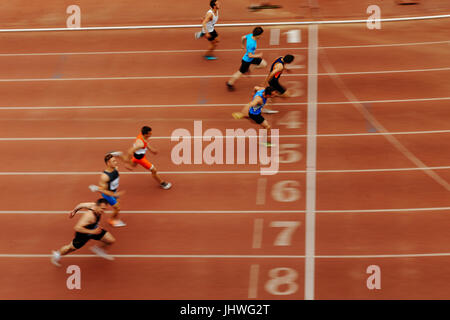 Endspurt des Rennens Sportler Läufer während Ural Meisterschaft in der Leichtathletik zu beenden Stockfoto