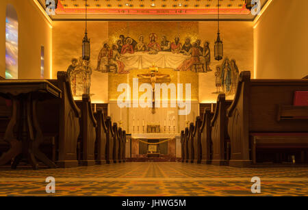 Diese niedrigen Winkel Ansicht der Seitenkapelle in der Cathedral Basilica of St. Augustine in Florida, USA, zeigt der Altar und ein Mosaik des letzten Abendmahls. Stockfoto