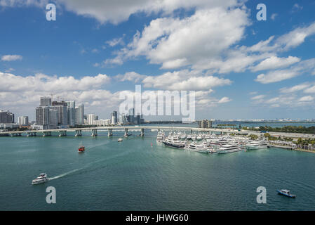 Die Stadt von Miami, nach Nordwesten in Richtung angedockten Luxus Yachten Watson Island und die MacArthur Causeway vom Fährhafen auf Dodge Island. Stockfoto